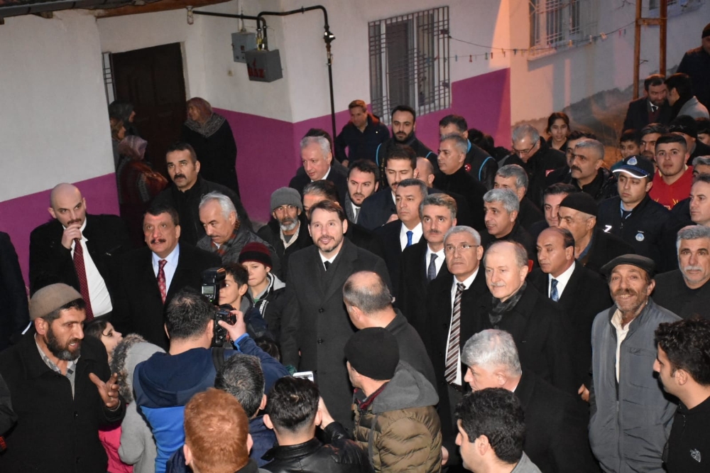 Bakan Albayrak Malatya’da depremzedeleri ziyaret etti
