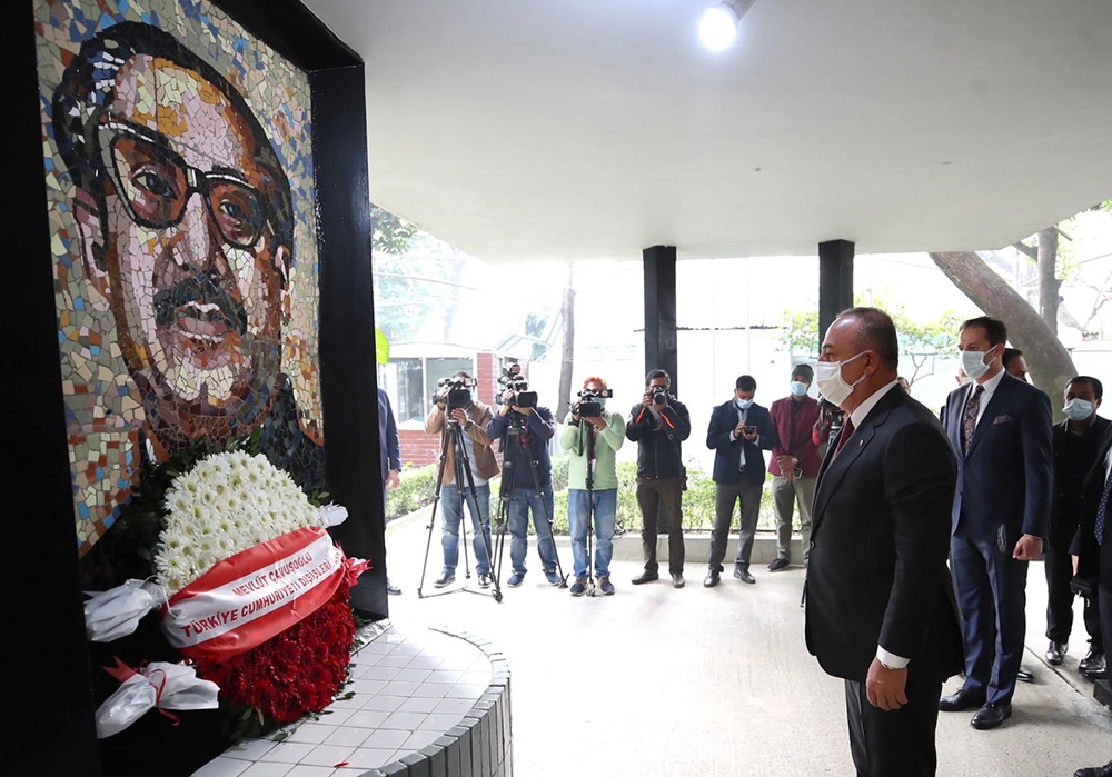 Bakan Çavuşoğlu, Bangabandhu Anıt Müzesini ziyaret etti