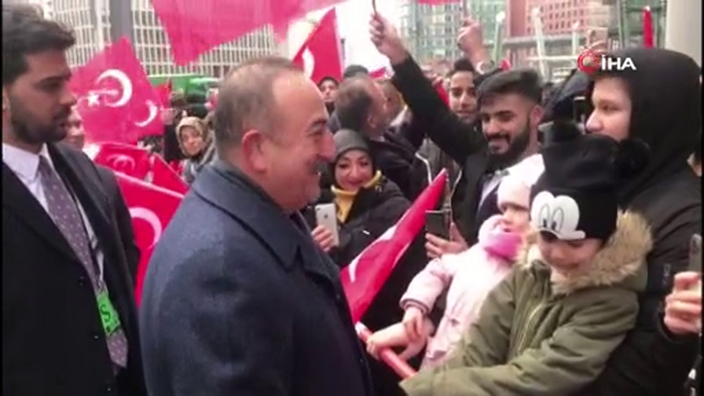 Bakan Çavuşoğlu, Berlin’de vatandaşlarla sohbet etti