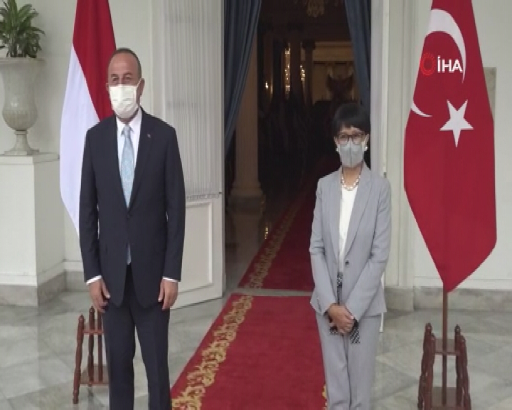 Bakan Çavuşoğlu, Endonezyalı mevkidaşı Marsudi ile görüştü