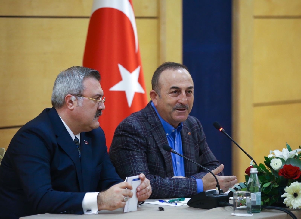 Bakan Çavuşoğlu, Tiran’da Türk vatandaşlarıyla bir araya geldi