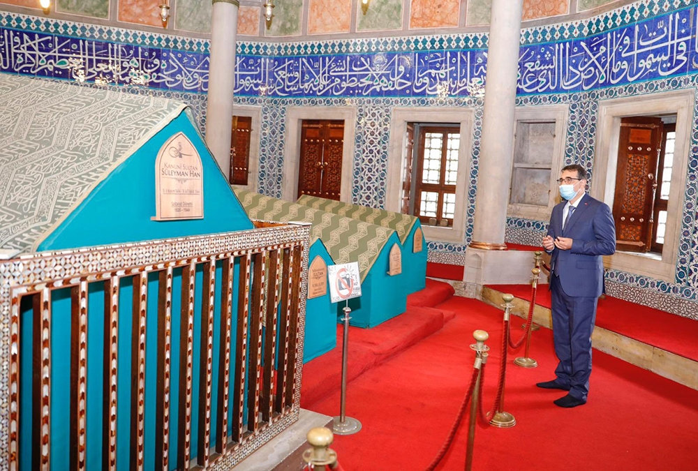 Bakan Dönmez’den Kanuni Sultan Süleyman’ın kabrine ziyaret