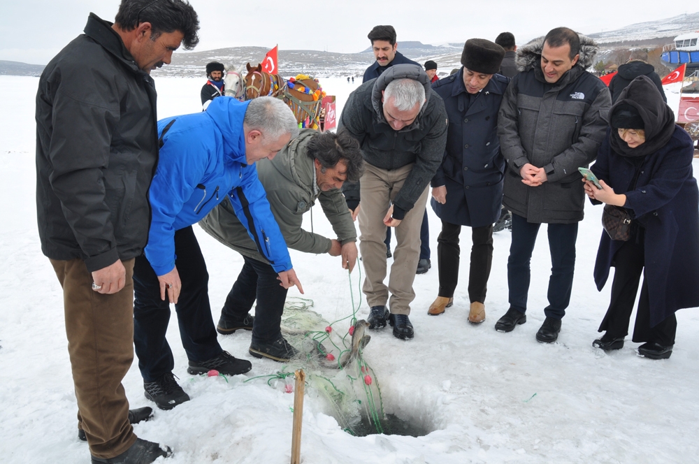 Bakan Ersoy Eskimo usulü balık tuttu