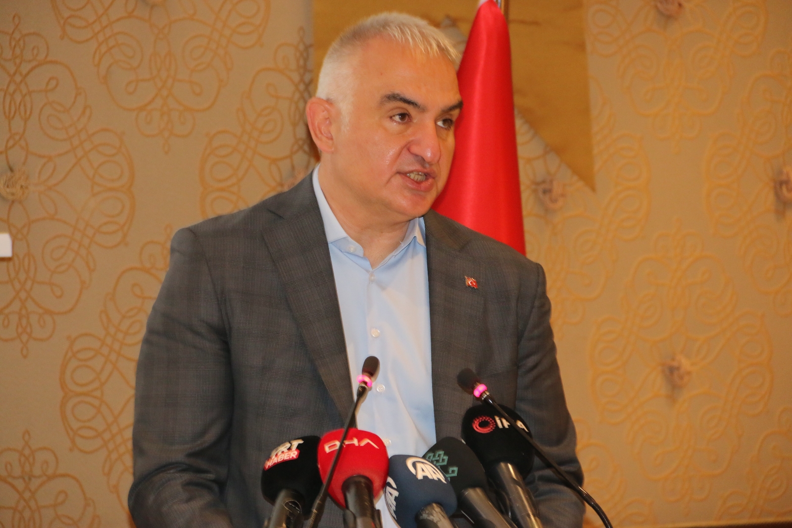 Bakan Ersoy: “Mayıs sonuna kadar tüm turizm çalışanları aşılanacak”