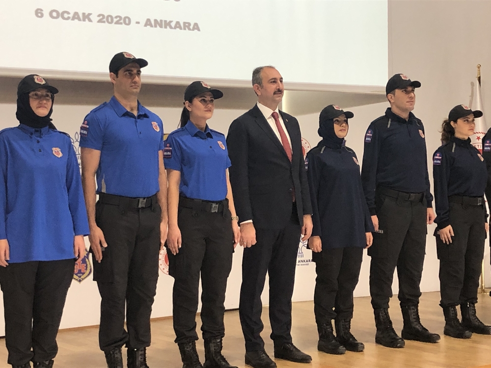 Bakan Gül infaz ve koruma memurlarının yeni kıyafetlerini tanıttı