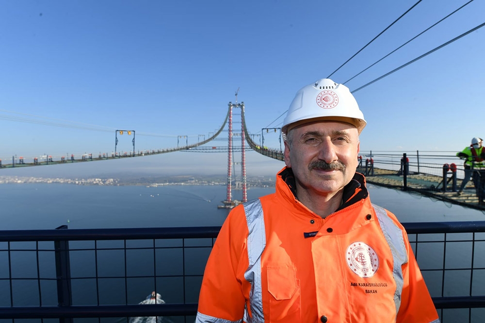 Bakan Karaismailoğlu, 1915 Çanakkale Köprüsü kedi yolunda yürüyerek Asya’dan Avrupa’ya geçti