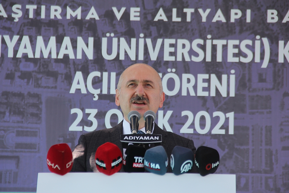 Bakan Karaismailoğlu: “Dağları tünellerle deliyor, nehirleri köprülerle aşıyoruz”