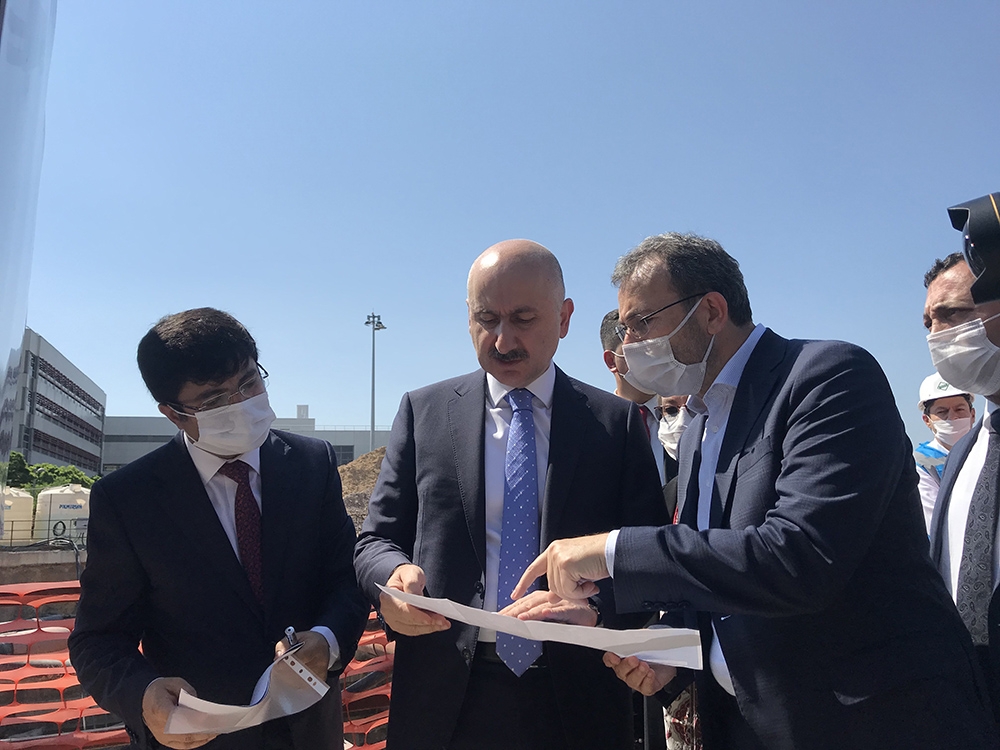 Bakan Karaismailoğlu havalimanı metro inşaatını denetledi