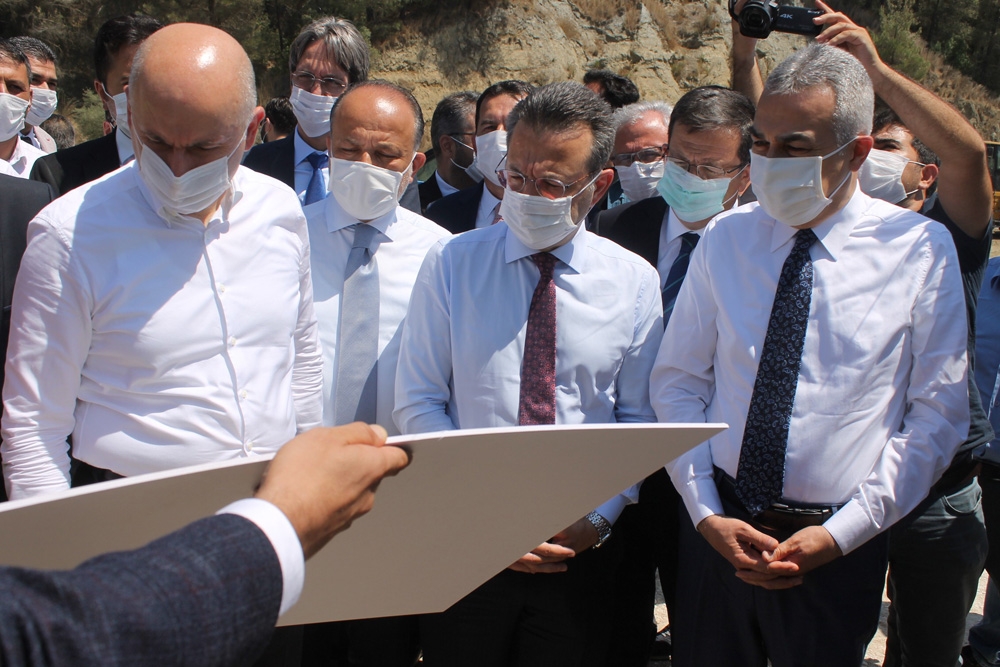 Bakan Karaismailoğlu Selçuk-Ortaklar Şantiyesini ziyaret etti