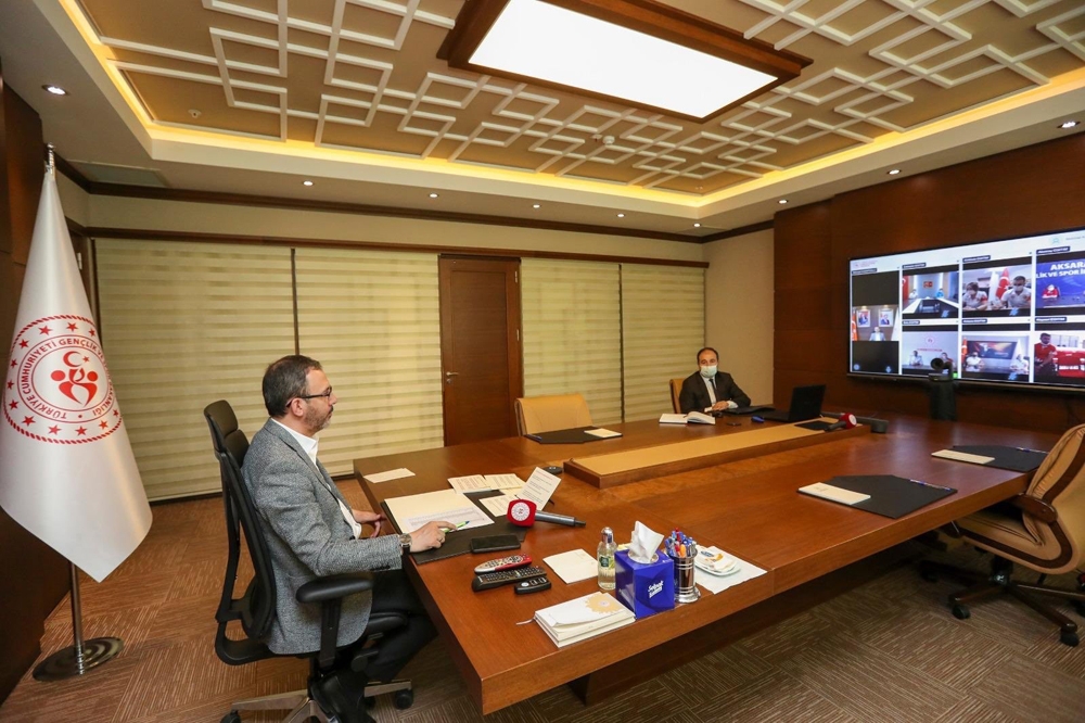 Bakan Kasapoğlu, antrenörlerle video konferans görüşme yaptı