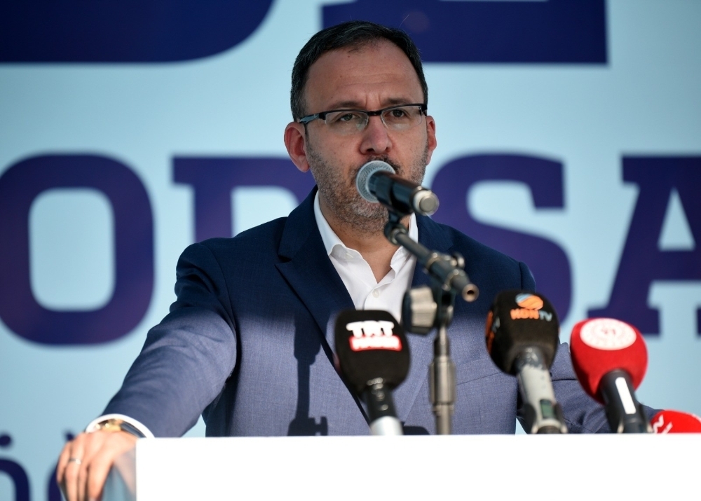 Bakan Kasapoğlu: “Başakşehir’in bu başarıyı sürdüreceğine inanıyorum”