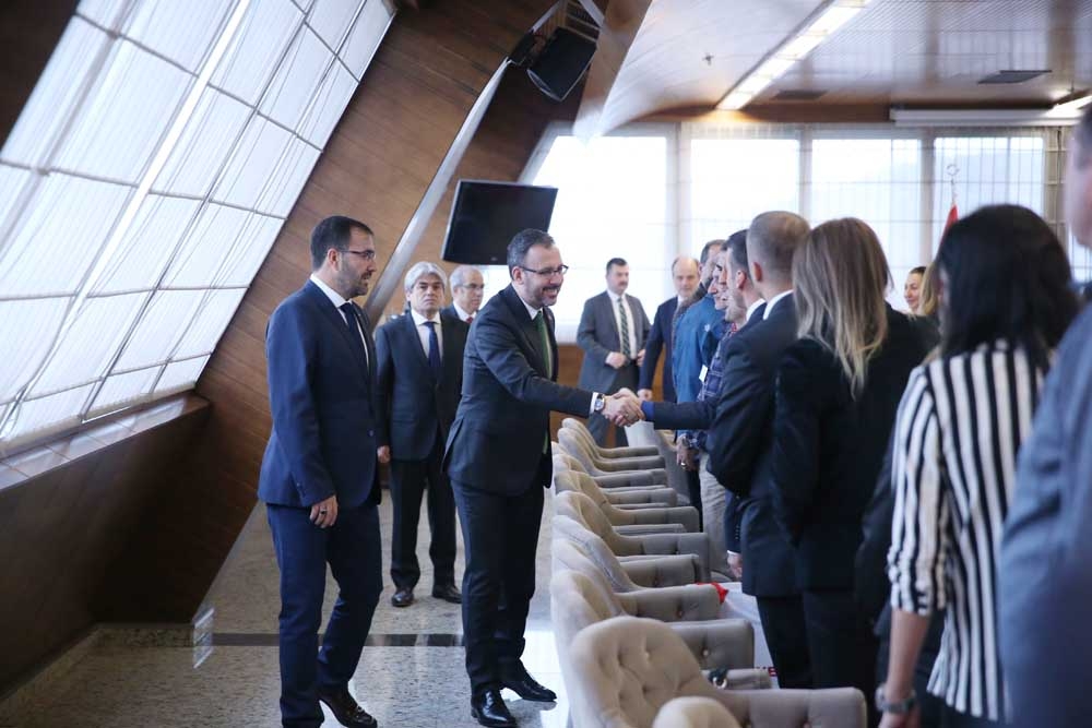 Bakan Kasapoğlu, Büyük Atatürk Koşusunu Kazanan Milli Atletleri Ağırladı