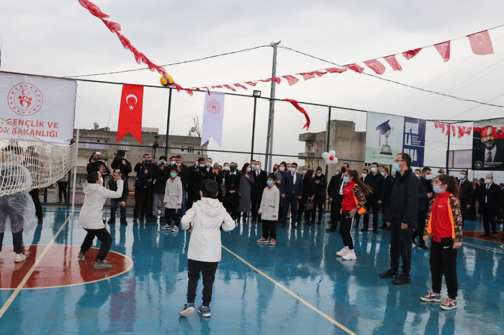 Bakan Kasapoğlu, çocuklarla voleybol oynadı