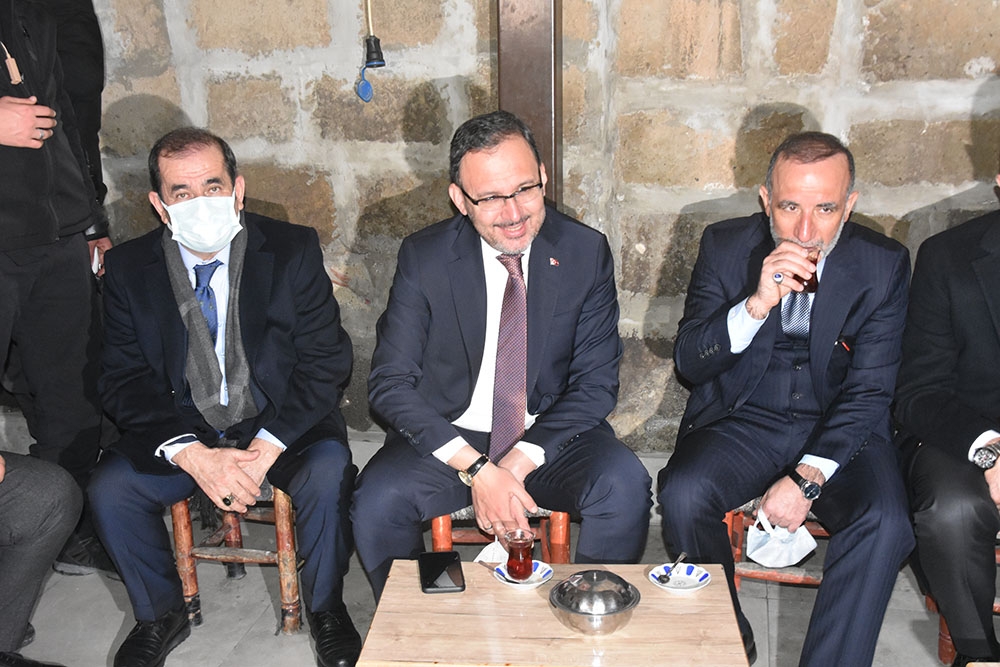 Bakan Kasapoğlu esnaf ve vatandaşlarla bir araya geldi