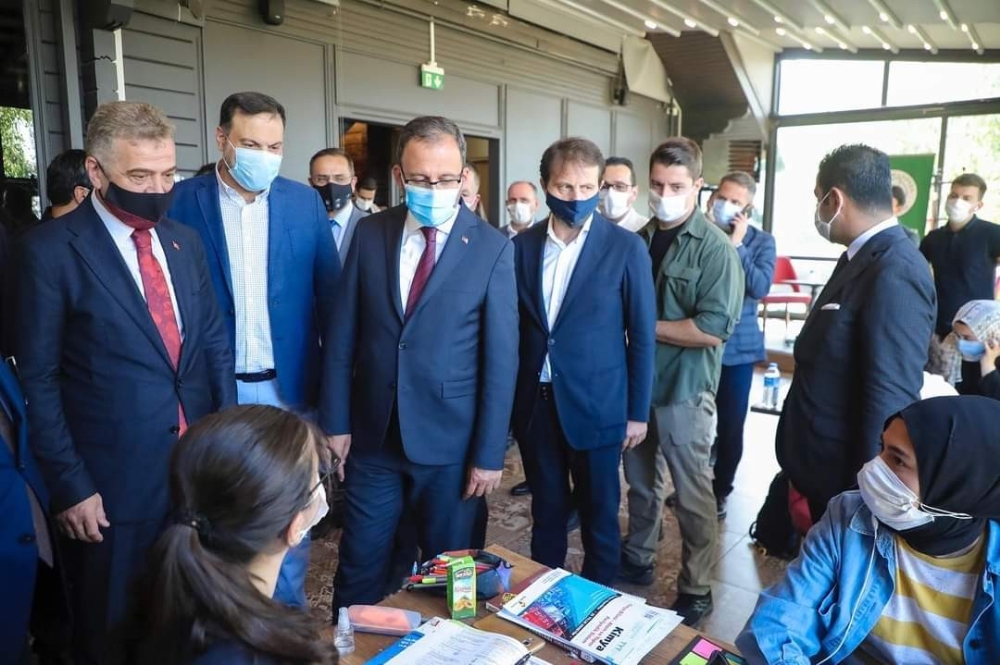 Bakan Kasapoğlu, Gaziosmanpaşa’da gençlerle buluştu
