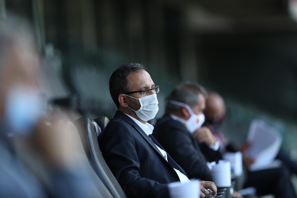 Bakan Kasapoğlu, Gençlerbirliği-Fenerbahçe maçını tribünden takip etti