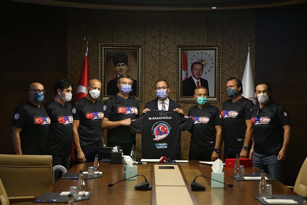 Bakan Kasapoğlu Kıbrıs’a kadar yüzen sporcularla bir araya geldi