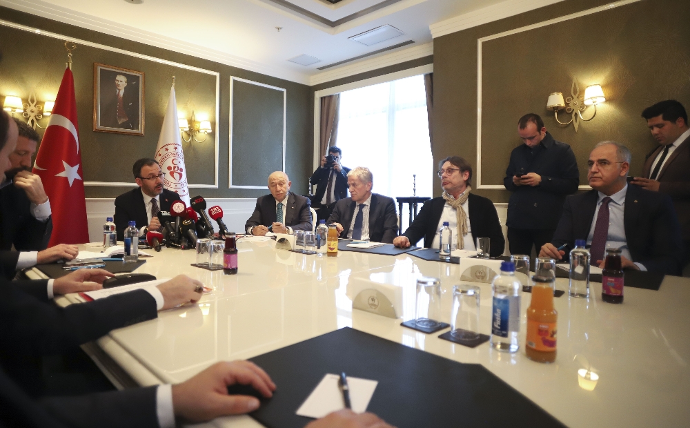 Bakan Kasapoğlu: “Liglerin ertelenmesine birlikte karar verdik”