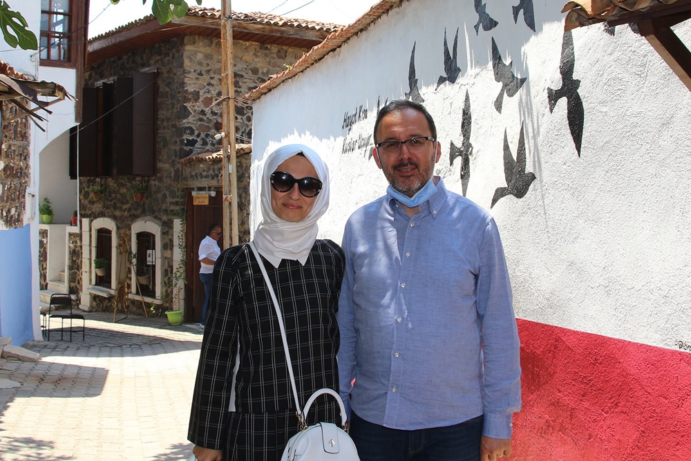 Bakan Kasapoğlu, memleketi Kula’da anılarını tazeledi