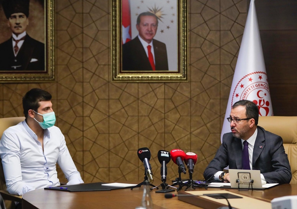 Bakan Kasapoğlu, milli yüzücü Emre Sakçı’yı kabul etti
