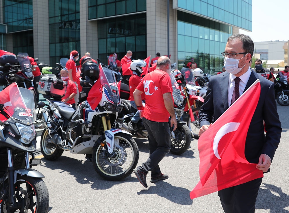 Bakan Kasapoğlu, motosikletçileri Gençlik ve Spor Bakanlığı’nda karşıladı