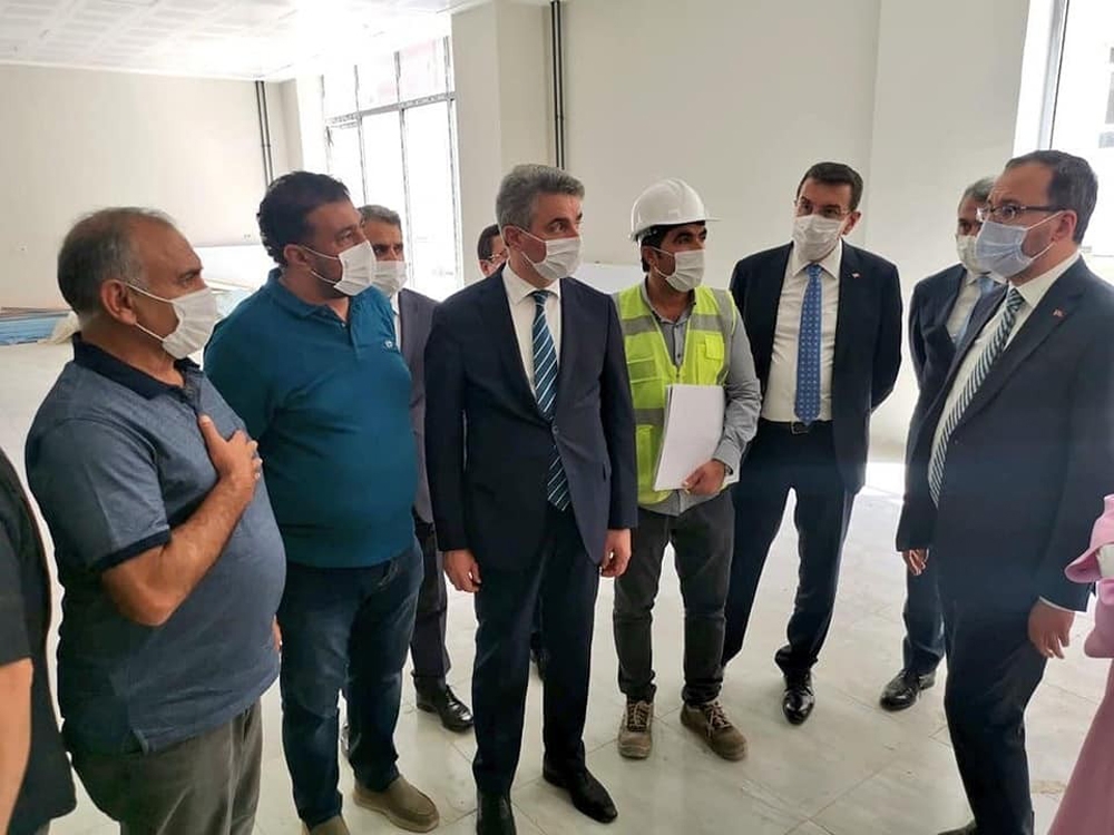 Bakan Kasapoğlu, öğrenci yurdu inşaatında incelemelerde bulundu