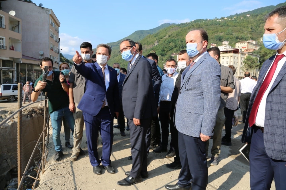 Bakan Kasapoğlu selden zarar gören Dereli ilçesini ziyaret etti