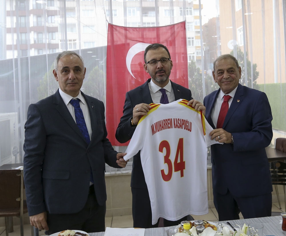 Bakan Kasapoğlu, Taksim Spor Kulübünü Ziyaret Etti