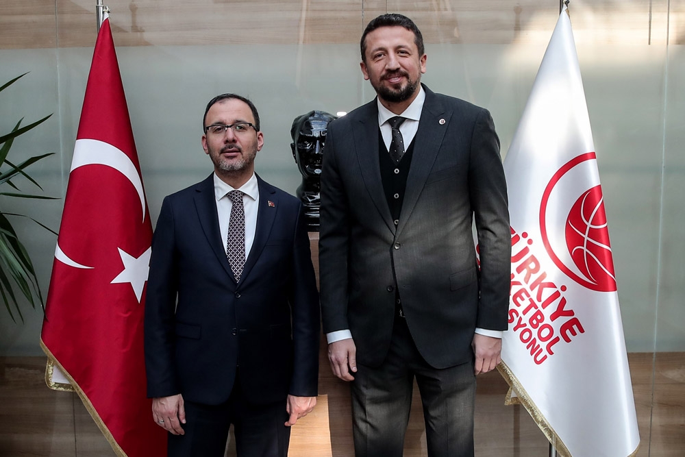 Bakan Kasapoğlu, TBF Başkanı Hidayet Türkoğlu’nu ziyaret etti