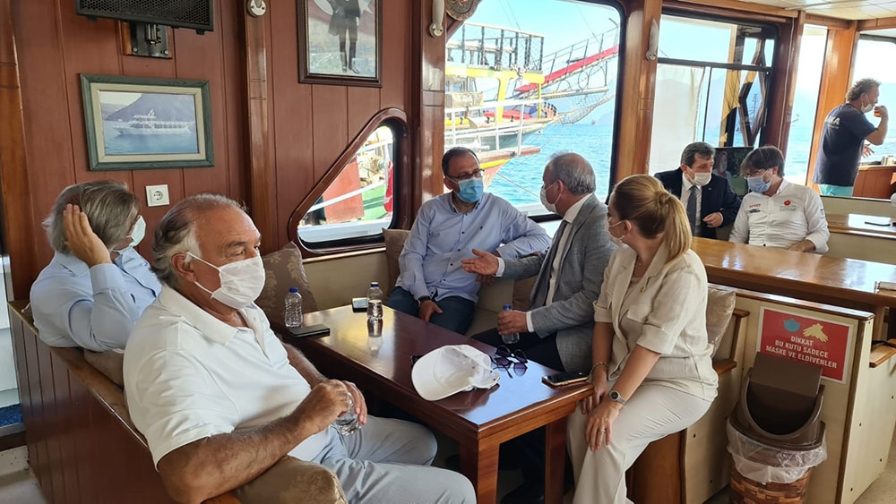 Bakan Kasapoğlu teknede kahve içti, yenilenen Marmaris Şehir Stadyumu’nu gezdi