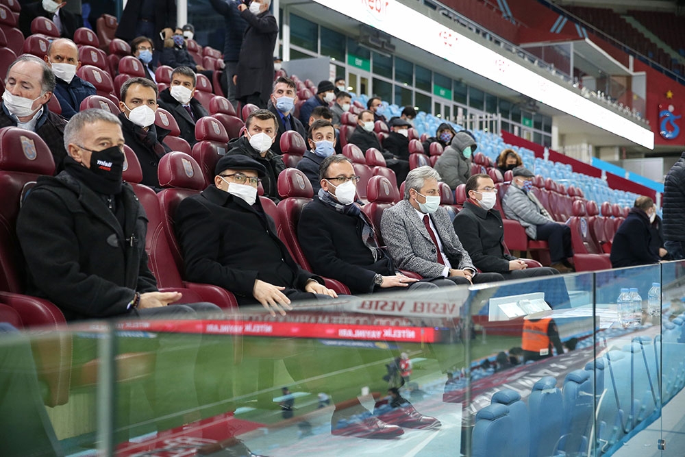 Bakan Kasapoğlu, Trabzonspor - Konyaspor maçını takip etti
