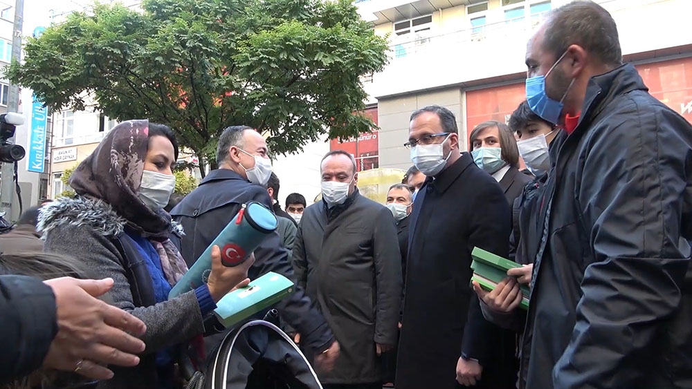 Bakan Kasapoğlu vatandaşlara kitap dağıttı