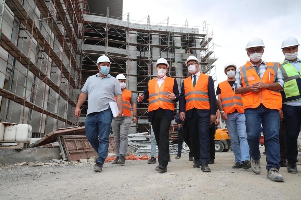 Bakan Kasapoğlu ve Başkan Arısoy buz pistinde incelemelerde bulundu