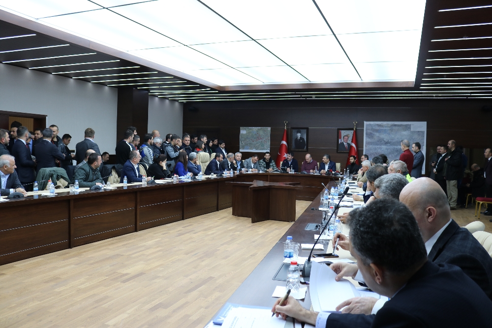 Bakan Kasapoğlu ve milli futbolcular destek için Elazığ’da