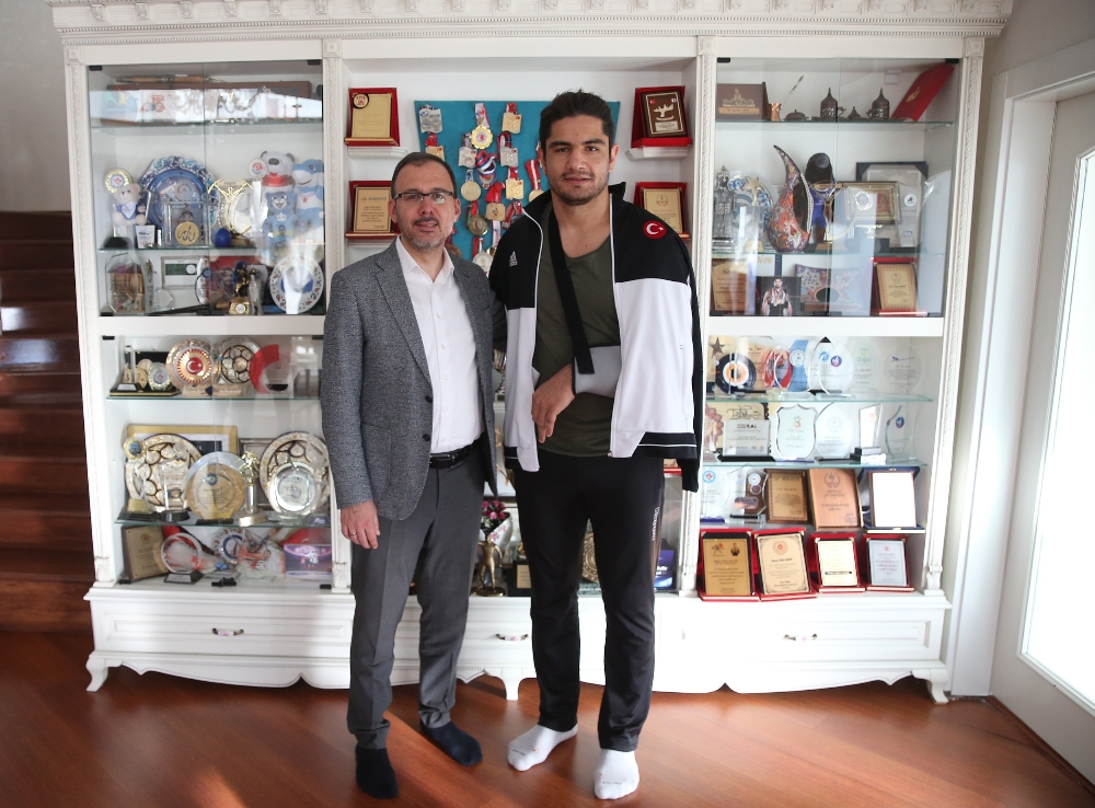 Bakan Kasapoğlu’dan Taha Akgül’e geçmiş olsun ziyareti