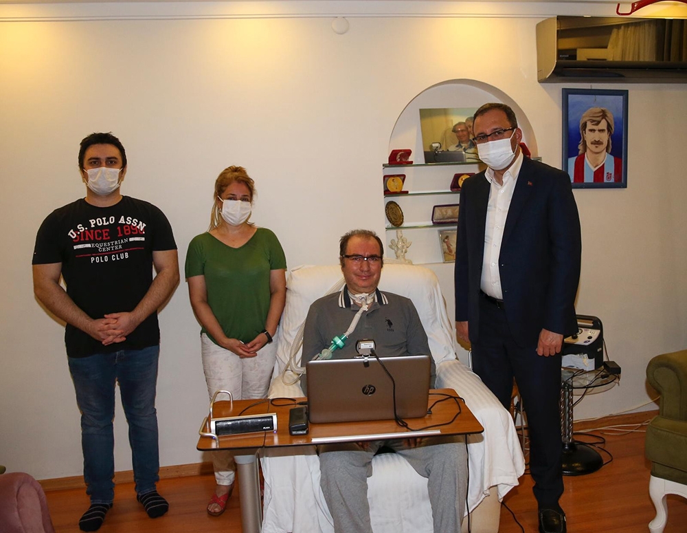 Bakan Kasapoğlu’ndan ALS hastası İsmail Gökçek’i ziyaret etti