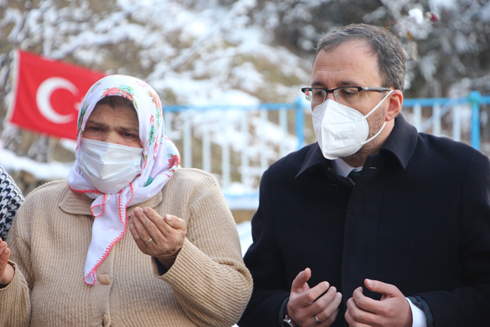 Bakan Kasapoğlu’ndan Eren Bülbül’ün mezarına ziyaret