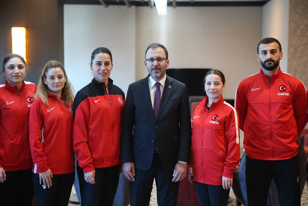 Bakan Kasapoğlu’ndan milli karatecilere ziyaret