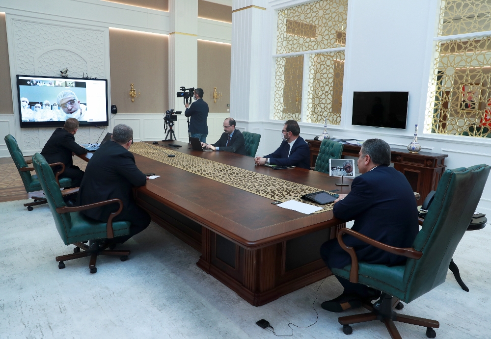 Bakan Koca, Covid-19 hastalarını tedavi eden hekimlerle görüştü