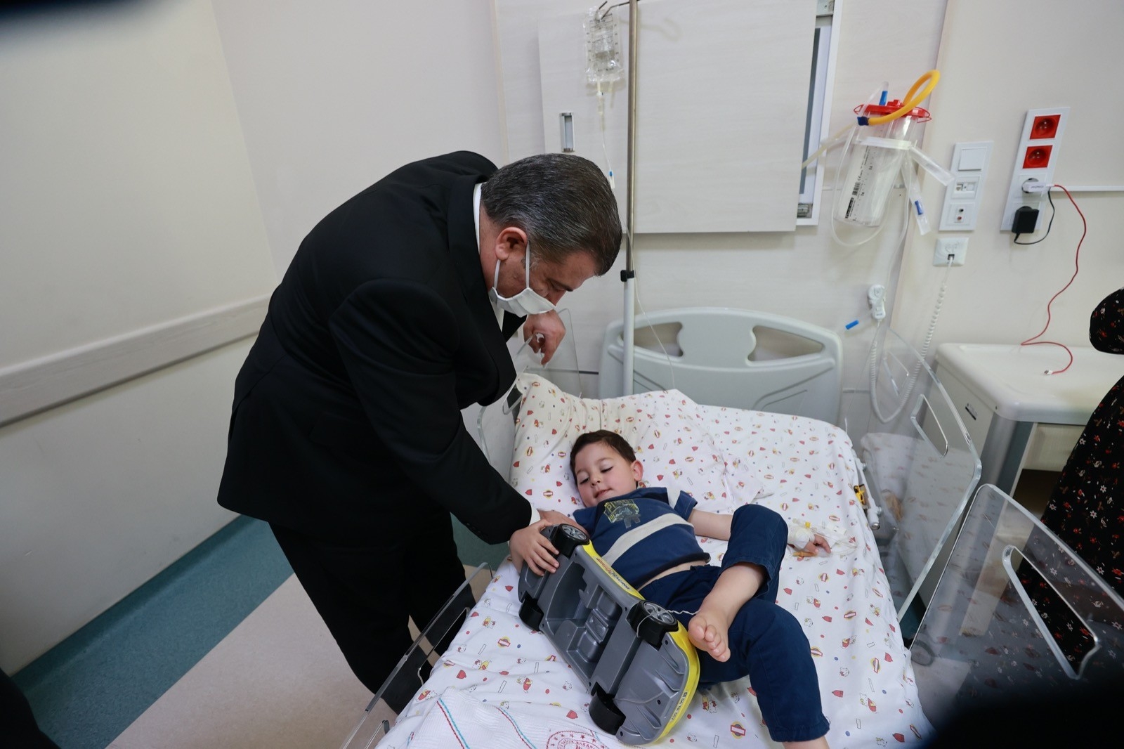 Bakan Koca, toplantı için geldiği Antalya’da hasta çocukları unutmadı