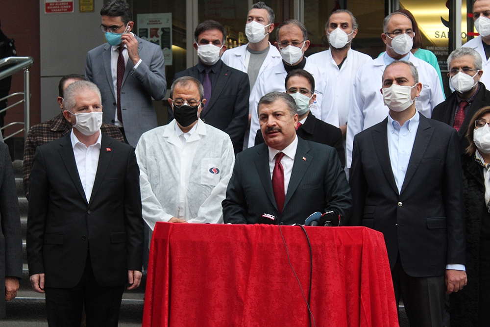 Bakan Koca ve Bakan Gül, yangının çıktığı hastanede inceleme yaptı