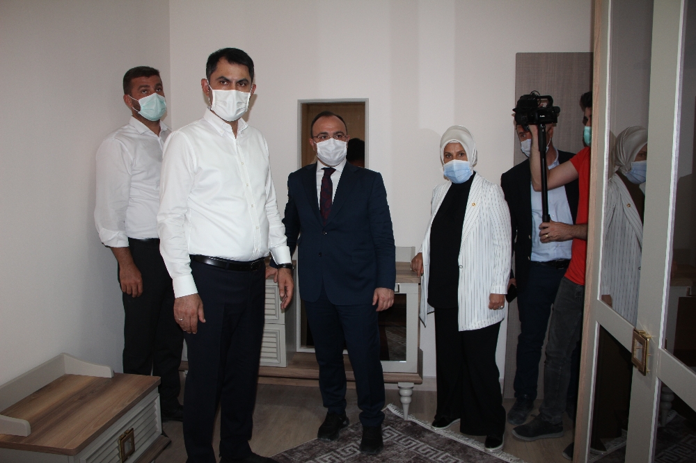 Bakan Kurum, 10 gün sonra hak sahiplerine verilecek konutları inceledi