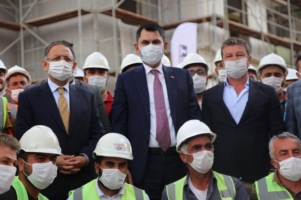 Bakan Kurum Elazığ’da, yapımı süren deprem konutlarını inceledi