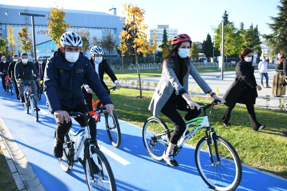 Bakan Kurum, Samsun Millet Bahçesi’nde pedal çevirdi