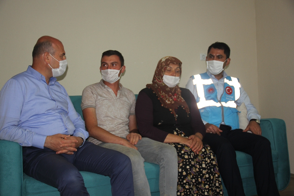Bakan Kurum sözünü tuttu, eşi kaybolan kadını yeni evinde ziyaret etti