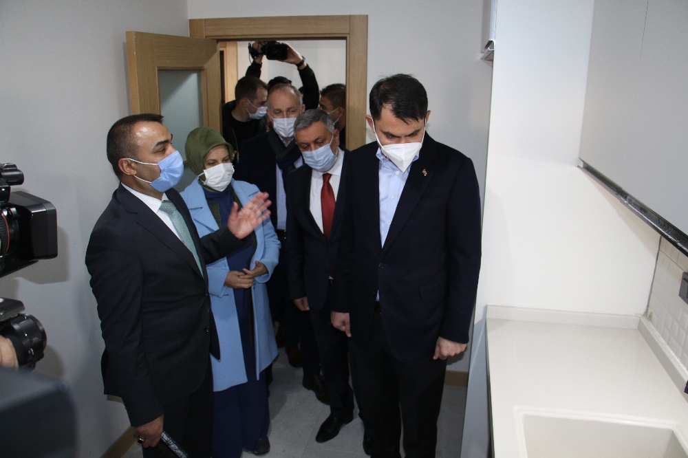 Bakan Kurum, tamamlanan deprem konutlarını inceledi
