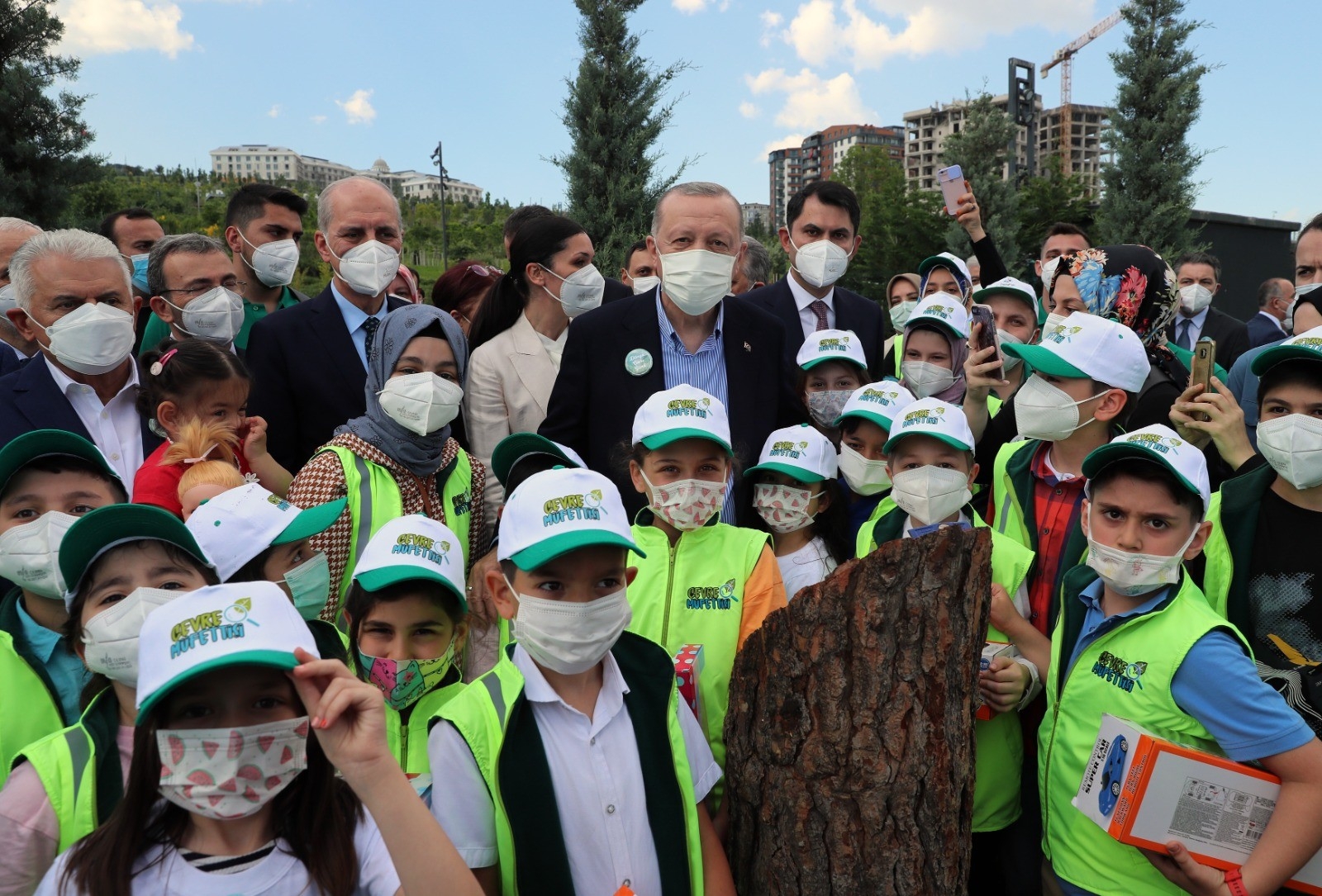 Bakan Kurum’un zorlu görevi: Minik çevre müfettişinin ayakkabısındaki çamurları temizledi