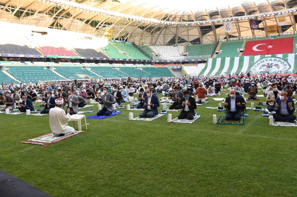 Bakan Murat Kurum, bayram namazını Konya’da kıldı