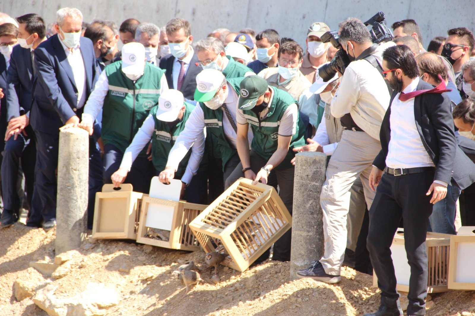 Bakan Pakdemirli 600 milyon TL’ye mal olan barajdan ilk suyu verdi