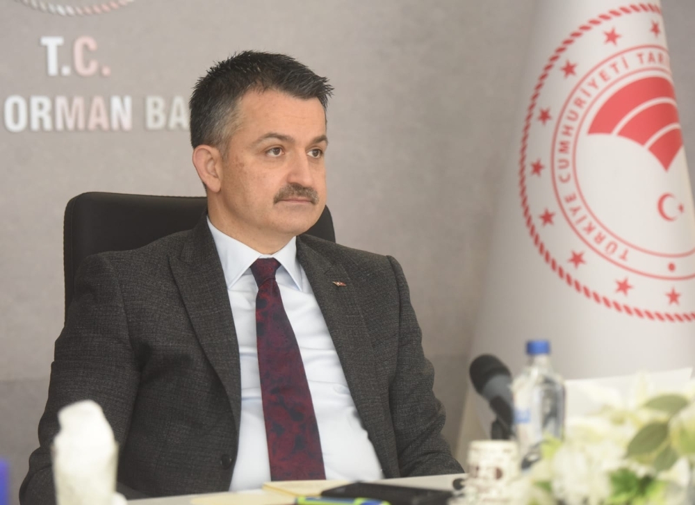 Bakan Pakdemirli:” 641,6 milyon liralık buzağı destek ödemelerine yarın başlıyoruz”